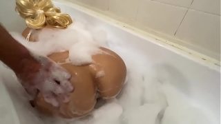 The son went to his mom bath and helped to wash Anal and blowjob